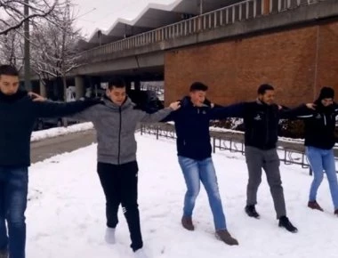 Μόναχο: Κρητικοί χορευτές χόρεψαν πεντοζάλι στο χιόνι (βίντεο)